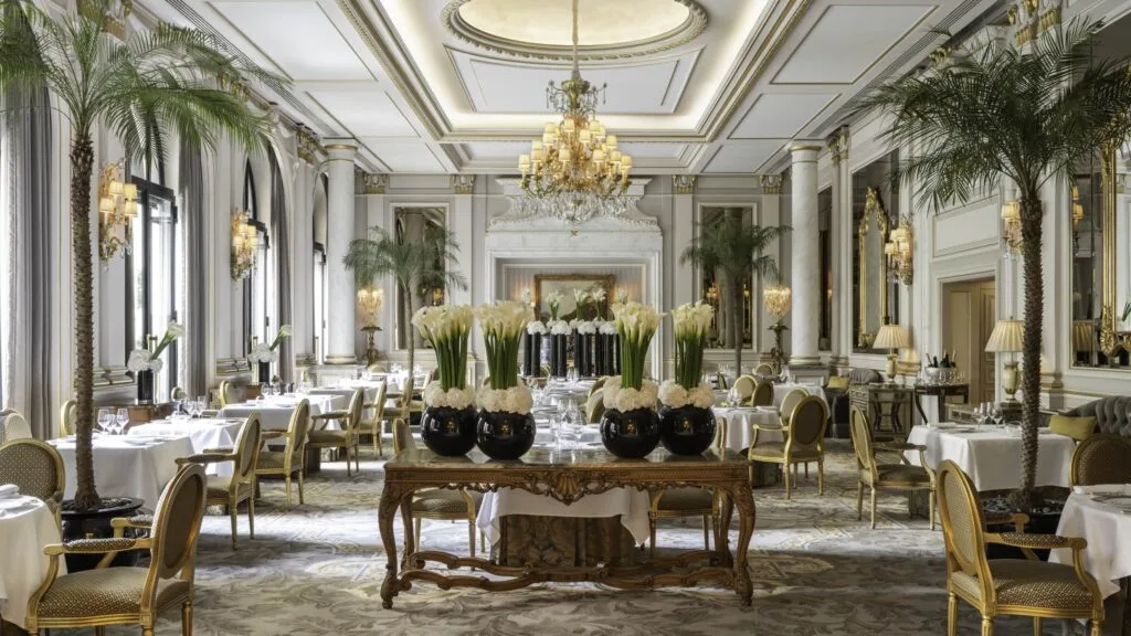 Le Cinq 3 michelin stars restaurant in paris