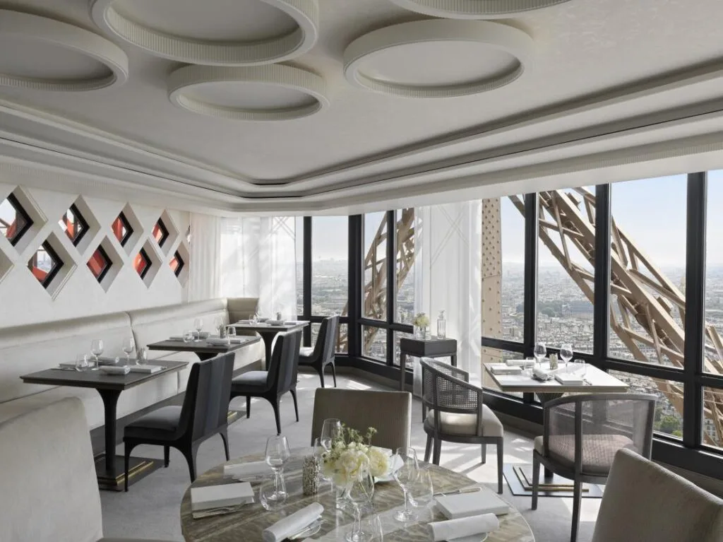 Le Jules Verne 2 michelin stars restaurant in paris