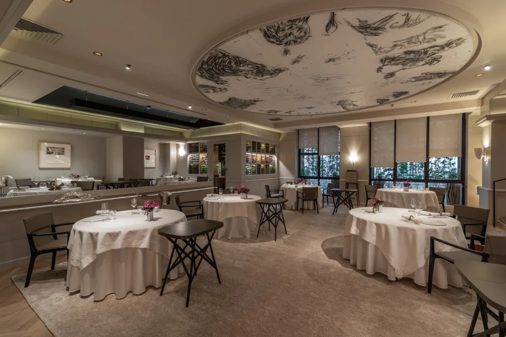 Pierre Gagnaire 3 michelin stars restaurant in paris