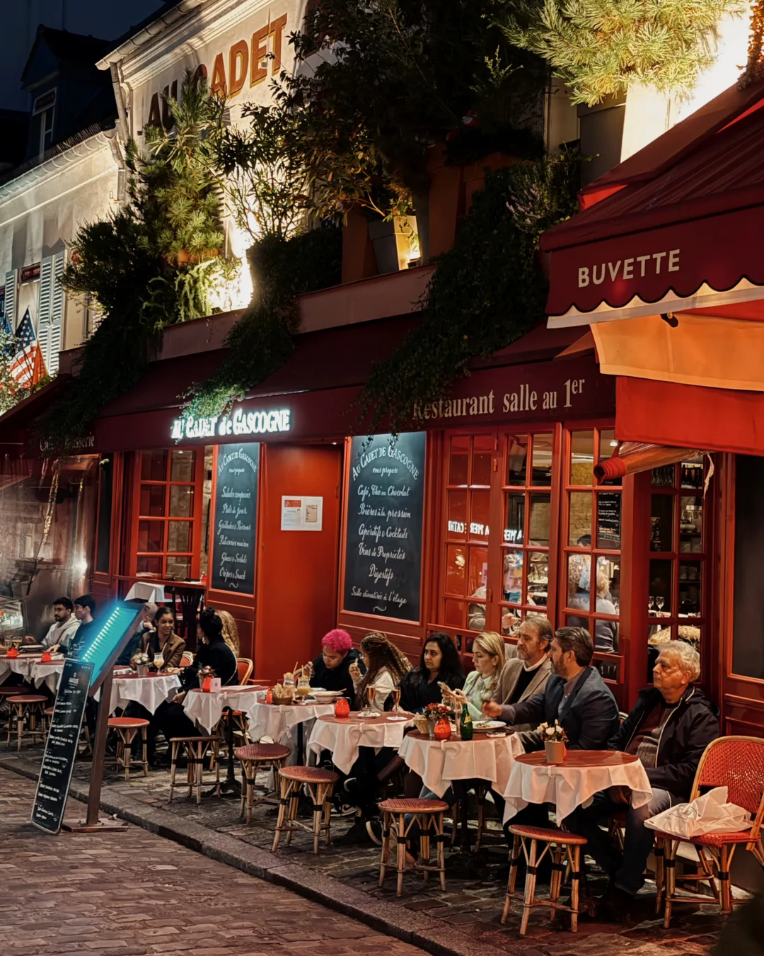 Paris walking tour Montmartre Vadim Hedonist tour clients images00012